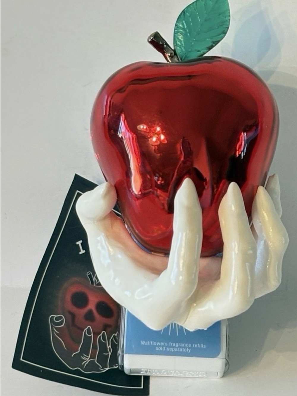 NWT LIMITED RELEASE EVIL WITCH APPLE  NIGHTLIGHT/ WALLFLOWER PLUG. SNOW WHITE